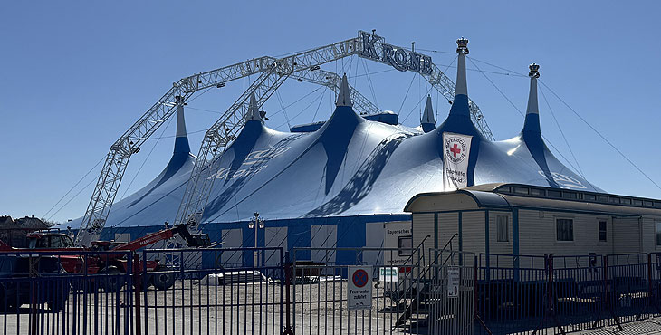 Das nagelneue MEGAZELT, mit dem Circus Krone auf die Sommertournee geht, wurde im März 2025 auf der Münchner Theresienwiese aufgebaut (©Foto: Martin Schmitz) 